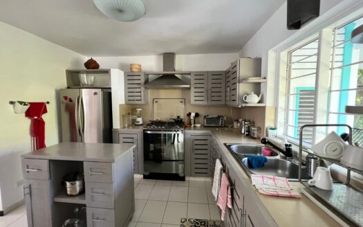 Incantevole Casa in Stile Coloniale con 3 Camere da Letto a Pochi Passi dalla Spiaggia