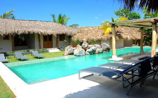 Villa Paradiso Tropicale con Spettacolare Piscina e Accesso alla Spiaggia