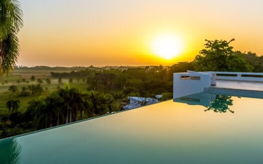 Villa moderna su piccola collina con vista sull’oceano