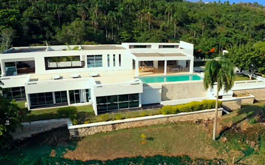 Villa moderna su piccola collina con vista sull’oceano