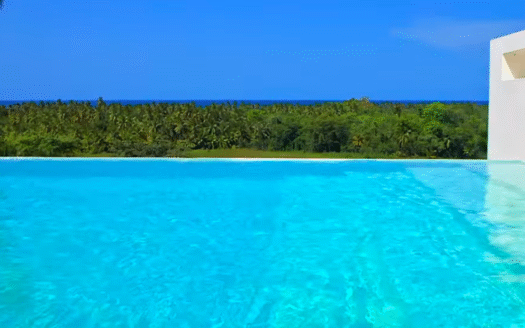 Villa moderna su piccola collina con vista sull’oceano