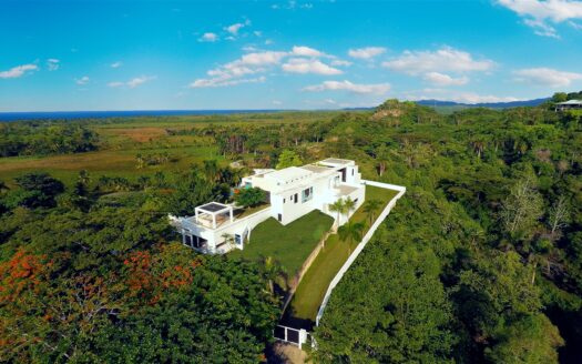 Villa moderna su piccola collina con vista sull’oceano