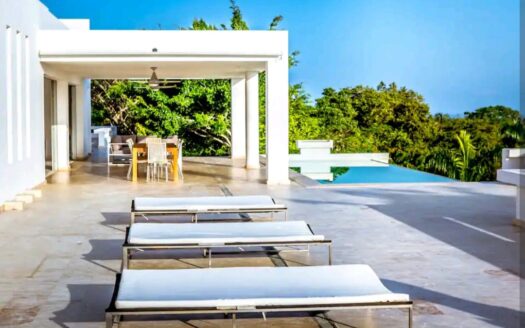 Villa moderna su piccola collina con vista sull’oceano
